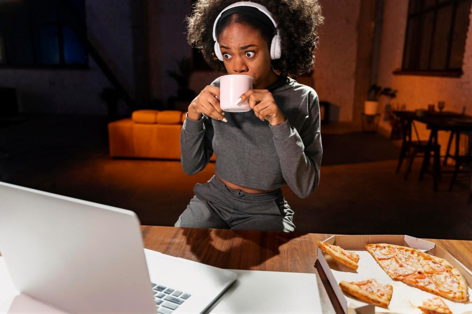 Persona trabajando con materiales financieros y calculadora en escritorio