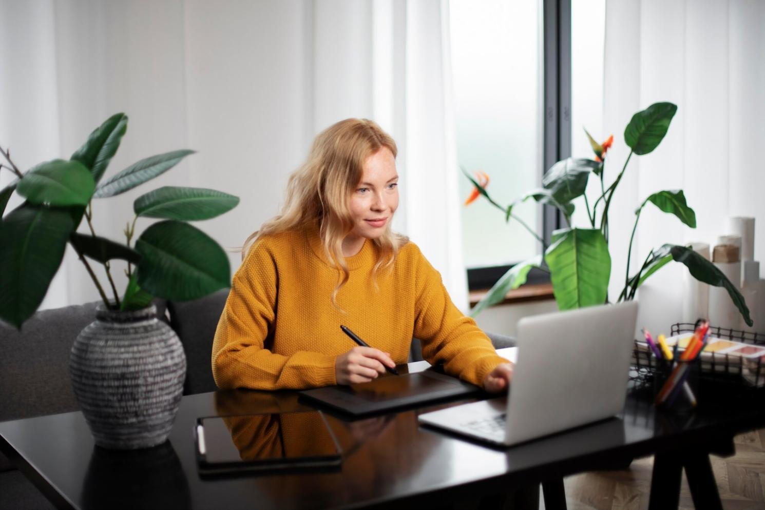 Profesional trabajando en análisis financiero detallado con hojas de cálculo y documentos